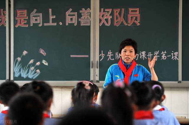 导演李晓军毕业于北京电影学院导演系七八班，该班汇集了包括陈凯歌、田壮壮、胡玫、李少红等中国著名的第五代导演，以;才子著称的李晓军，毕业后进入八一电影制片厂故事片导演创作室，参与创作、执导了《女儿楼》、《女教官报告》、《大决战》、《末日杀手》、《金钱本色》、《逐日英雄》、《轩辕大帝》等作品，尤其擅长战争题材的创作摄制